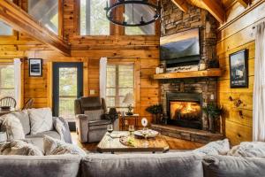 Family Haven by Dollywood - Hot Tub - Game Room