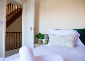 4x Bed Elegant Home with Parking