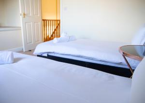 4x Bed Elegant Home with Parking