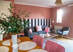 4x Bed Elegant Home with Parking - Sutton