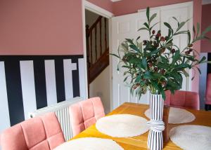 4x Bed Elegant Home with Parking