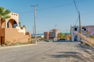 Beach Condo 7-- Sleeps 8, Pool, WiFi, AC, Security