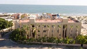 Beach Condo 7-- Sleeps 8, Pool, WiFi, AC, Security