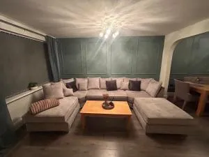 The BEST house in Bury - 贝里