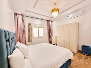 N Large Apt in Prime Location
