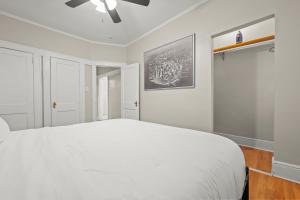 2-Story Stay with Game Lounge & Free Parking Spots - 5 mins to NYC Train