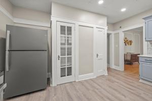 2-Story Stay with Game Lounge & Free Parking Spots - 5 mins to NYC Train