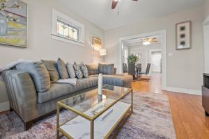 2-Story Stay with Game Lounge & Free Parking Spots - 5 mins to NYC Train