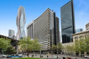 2 BR Apartment in CBD 1 Min to Southern Cross Station Sky Bus Marvel stadium