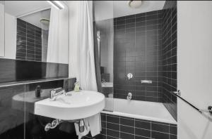 2 BR Apartment in CBD 1 Min to Southern Cross Station Sky Bus Marvel stadium