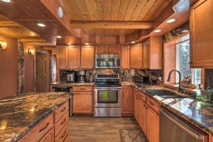 Cascade Cabin with Mountain View and River Access