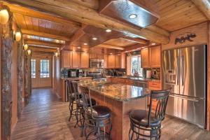 Cascade Cabin with Mountain View and River Access