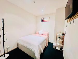 2 BR Apartment in CBD 1 Min to Southern Cross Station Sky Bus Marvel stadium