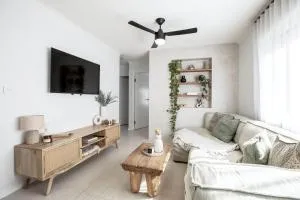 Coastal 2-Bed Apartment with Courtyard - Mermaid Beach