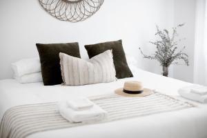 Coastal 2-Bed Apartment with Courtyard