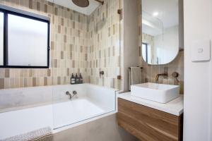 Coastal 2-Bed Apartment with Courtyard