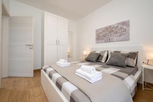 Apartments with parking space Trogir - 23977