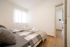 Apartments with parking space Trogir - 23977