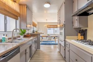 3BR Townhouse in Prime Manhattan Beach Location