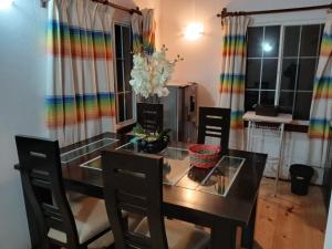 Cabaña con Bañera y Chimeneas en Puesta de Sol