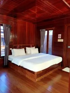 โรงแรมบ้านนายถึกและร้านอาหาร - Phanat Nikhom