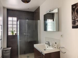 Maisons de vacances Villa a 150m de la plage avec piscine et WiFi gratuit - FR-1-361-8 : photos des chambres