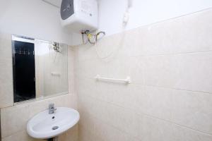 Nice and Elegant 1BR at The Wave Kuningan Apartment By Travelio