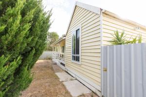 Cosy, historic and affordable entire cottage - 3 bedroom, 2 bathroom - 5kms from Castlemaine, 2kms from Calder