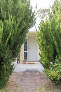 Cosy, historic and affordable entire cottage - 3 bedroom, 2 bathroom - 5kms from Castlemaine, 2kms from Calder