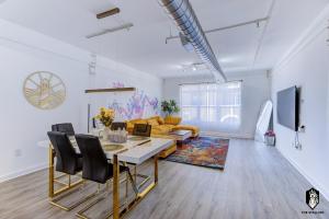 The Stallion #209 - Walk to Museums, Luxe Loft with free gated & covered parking