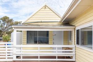 Cosy, historical & affordable one bedroom apartment, 5kms from Castlemaine, 2 kms from the Calder