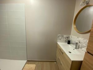 Maisons de vacances Villa climatisee avec Wi-Fi et parking a Balaruc-les-Bains - FR-1-503-182 : photos des chambres