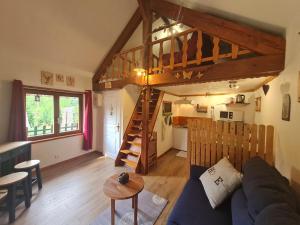 Chalet Nina: Havre de paix en bord de rivière avec climatisation - FR-1-589-794