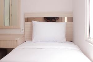 Nice and Comfy 2BR Springlake Apartment near Summarecon Bekasi By Travelio