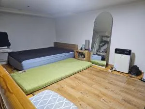 완전 2층 룸 2m 3인 가능여의도20분강남30분가산디지탈10분고척돔5분 거실 주방 침실 - 富川市