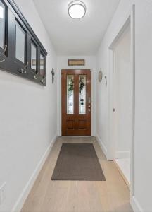 Cozy private room and bath private entrance Perfect gateway