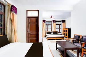 Super Townhouse Mall Road Near Library Chowk