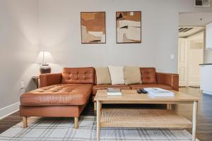 Sunny 2BDR in SM Pool & Gym - 5 min to the beach!