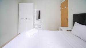 Best Location and Comfy 2BR at Bale Hinggil Apartment By Travelio