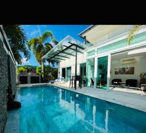 Skylight Nice Pool Villa in Kamala