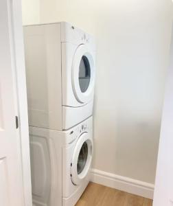 Beautiful place with Kitchen, Washing Machine, Internet near UBC, beach and DT