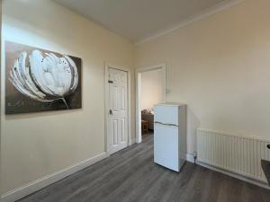 Large 2 Floor Apt near Beach & Train and Golf courses