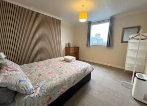 Beach & City Access - 2 Floors, Full Kitchen, Free Parking