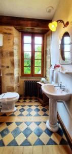 B&B / Chambres d'hotes chateau isigny, le plus petit et le plus secret des chateaux de charme : photos des chambres