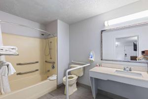 King Room - Mobility Access/Non-Smoking room in Baymont by Wyndham Selma