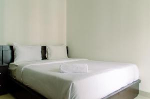 Elegant and Homey Studio at Paramount Skyline Apartment By Travelio