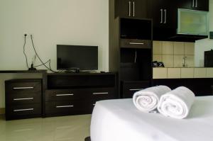 Elegant and Homey Studio at Paramount Skyline Apartment By Travelio