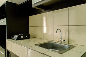 Elegant and Homey Studio at Paramount Skyline Apartment By Travelio