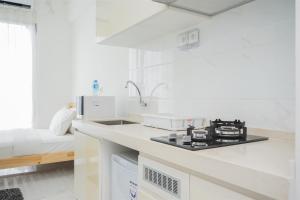 Studio Room with Comfortable Design at Sky House BSD Apartment By Travelio