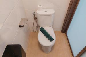 Studio Room with Comfortable Design at Sky House BSD Apartment By Travelio